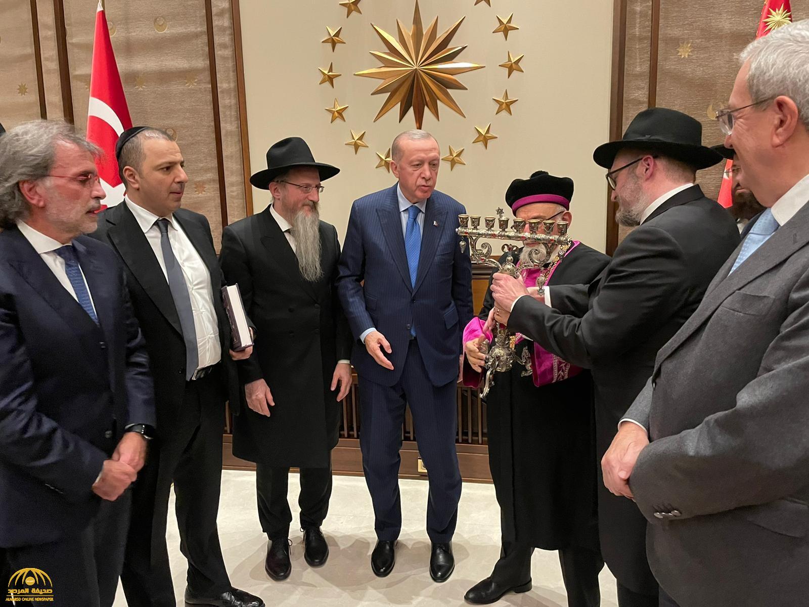 شاهد.. أردوغان يلتقي حاخامات يهود في قصره بأنقرة.. ويتعهد بهذا الأمر
