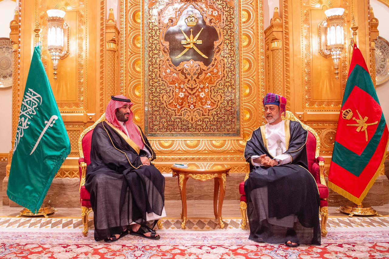 شاهد .. ولي العهد وسلطان عمان يعقدان جلسة مباحثات رسمية بقصر العلم العامر في مسقط