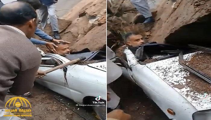 شاهد: أغرب انقاذ لشخص عٌلق داخل سيارته بعد سقوط  صخرة ضخمة عليه