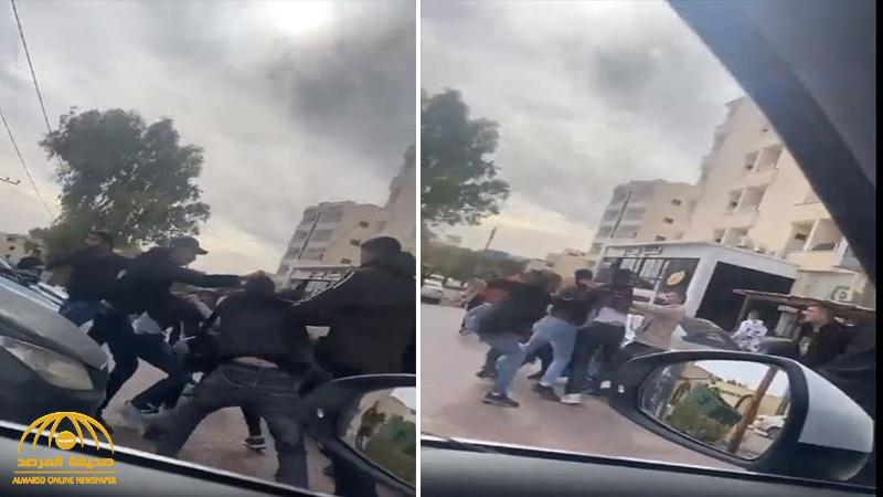 شاهد.. فيديو يوثق لحظة طعن طالب فلسطيني وإصابة آخرين في شجار أمام إحدى الجامعات