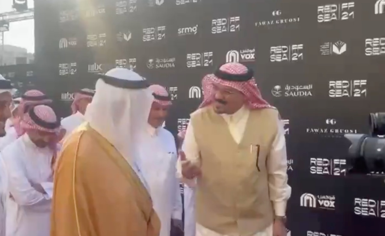 شاهد.. الأمير تركي الفيصل ونجوم عالميون يظهرون على السجادة الحمراء في سابع أيام مهرجان جدة السينمائي
