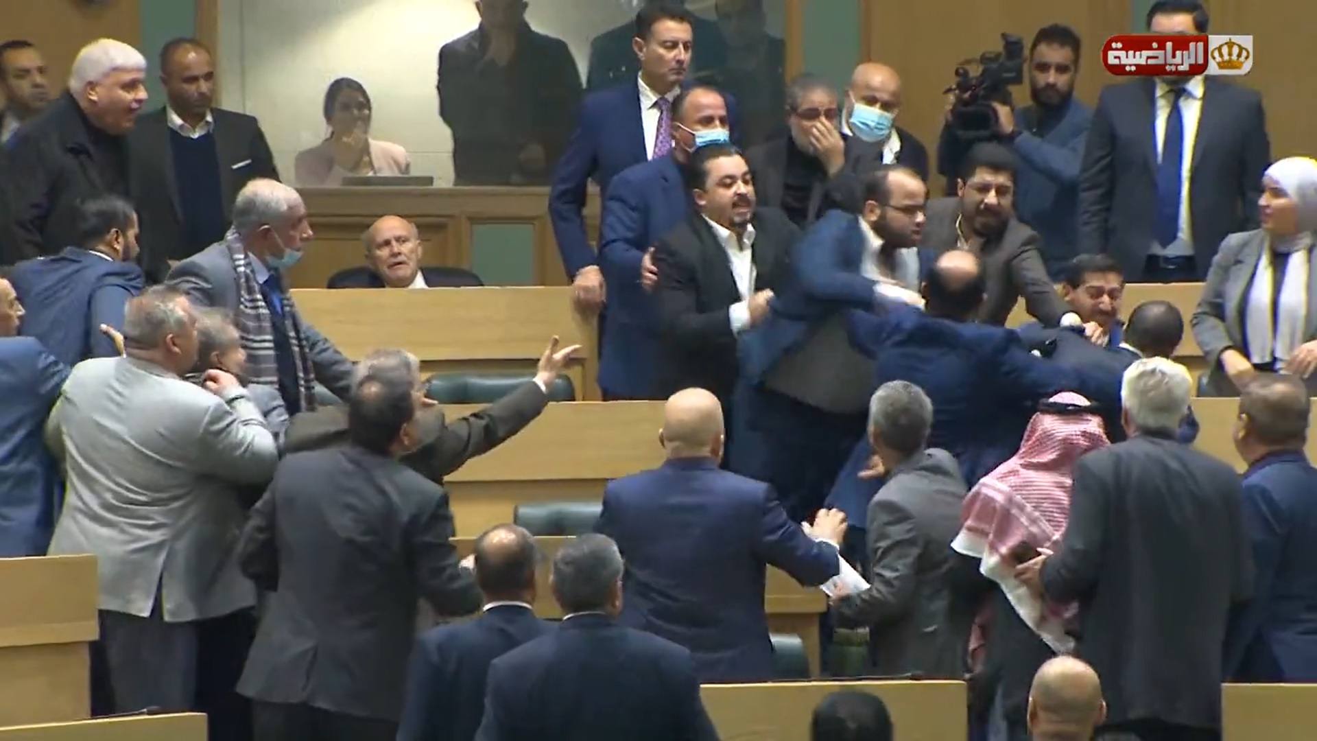 شاهد : مشاجرة بالأيدي داخل البرلمان الأردني بسبب "كلمة"