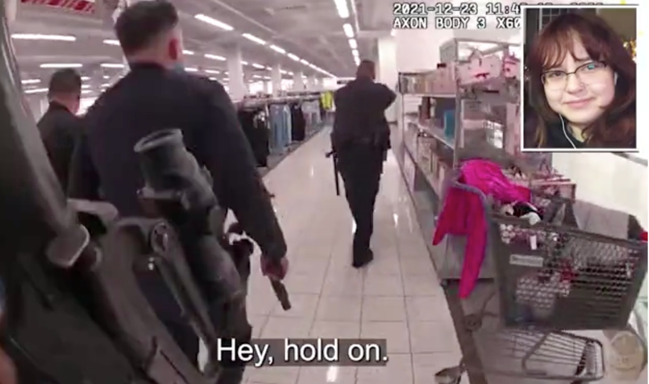 شاهد.. لحظة قتل الشرطة الأمريكية فتاة بالخطأ أثناء مطاردة مشتبه به في متجر بـ"لوس أنجلوس"