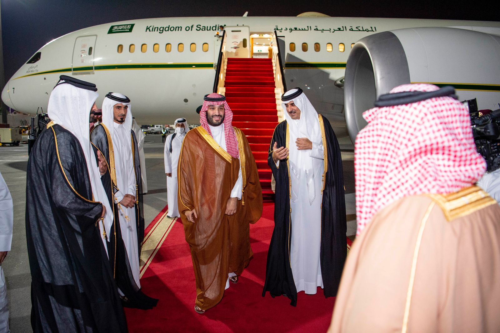 شاهد.. لحظة استقبال الشيخ تميم بن حمد للأمير محمد بن سلمان بعد وصوله قطر
