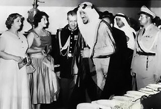 شاهد: صورة نادرة لـ"الملك سعود" أثناء إحدى زياراته الخارجية.. والكشف عن مناسبتها ومكان التقاطها