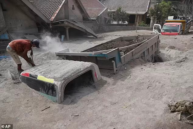 شاهد: ماذا فعل بركان بعد ساعات من ثورانه في جزيرة جاوة الإندونيسية
