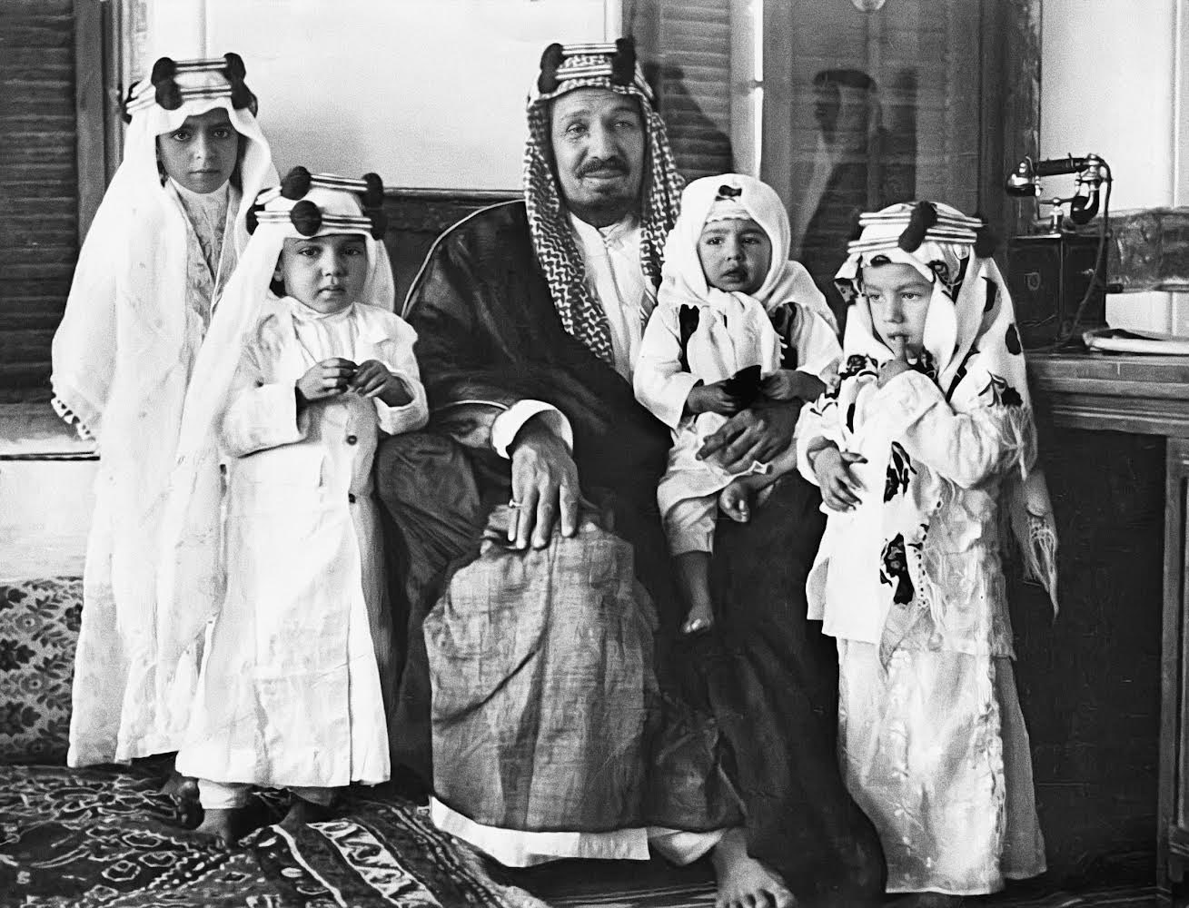 شاهد : صورة نادرة للملك عبدالعزيز مع 4 أمراء في عمر الطفولة .. والكشف عن أسمائهم وتاريخ التقاطها