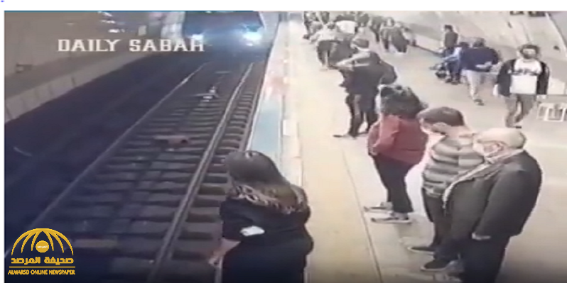 شاهد: فتاة تركية تقفز أمام عجلات القطار.. وبعد مروره على جسدها حدثت المفاجأة!