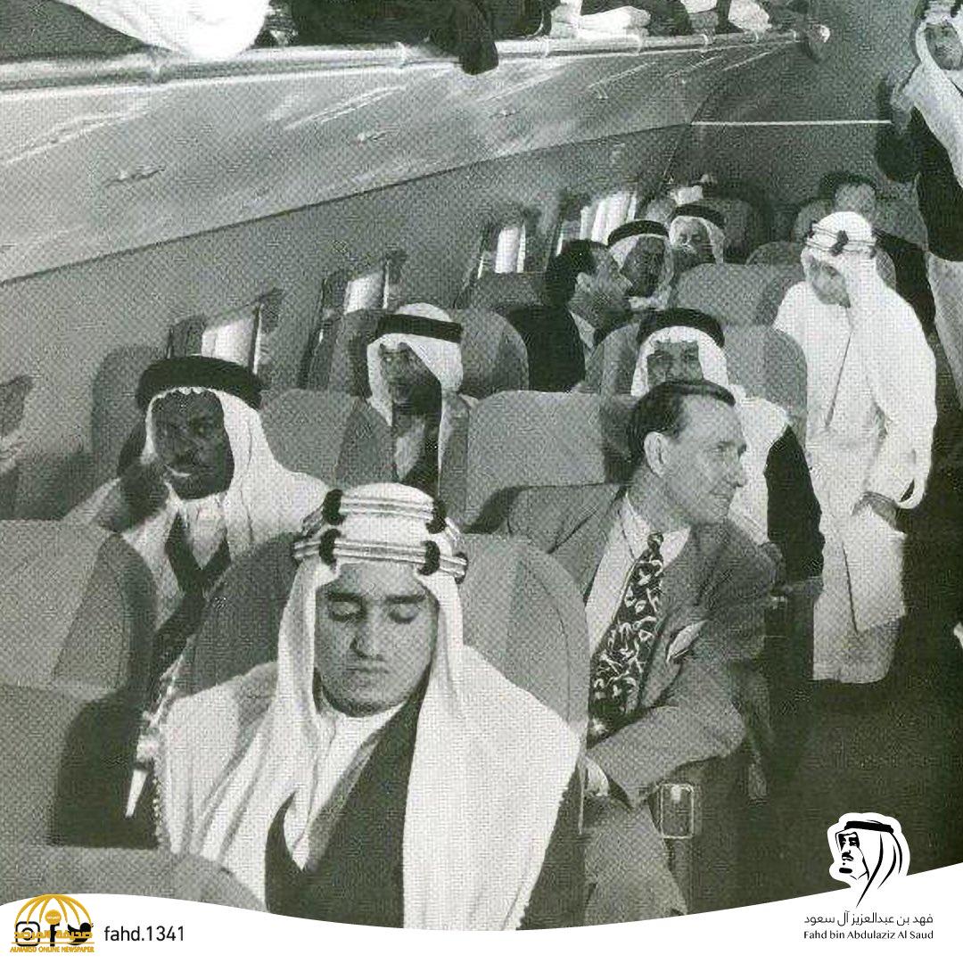شاهد.. صورة نادرة لـ "الملك فهد" في شبابه على متن طائرة.. والكشف عن تاريخها ومناسبتها