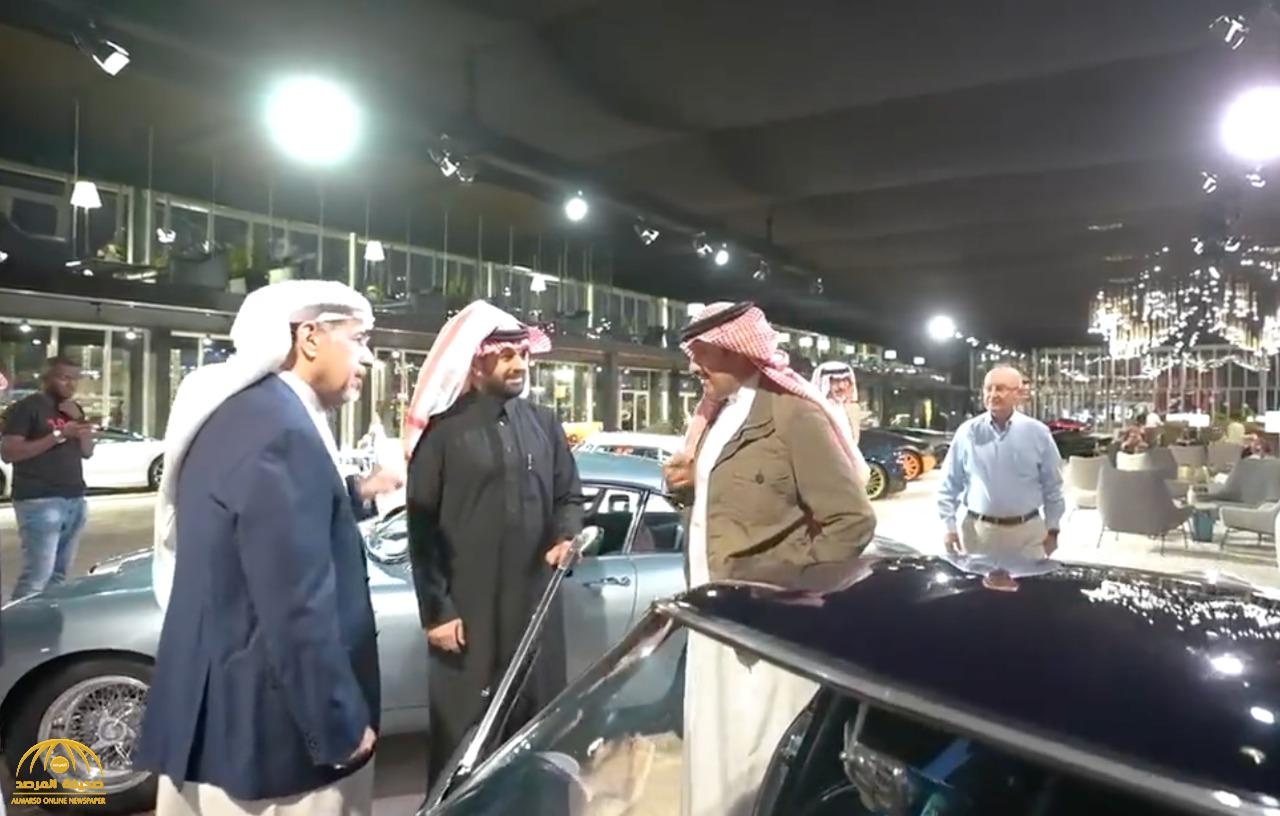 شاهد: الأمير سلطان بن سلمان يزور معرض الرياض للسيارات ويكشف رأي أصدقائه الأمريكيين