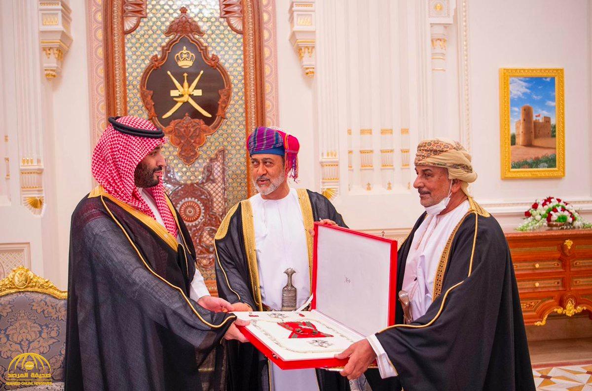 شاهد: لحظة منح  "سلطان عمان" ولي العهد وسام  عمان المدني من الدرجة الأولى
