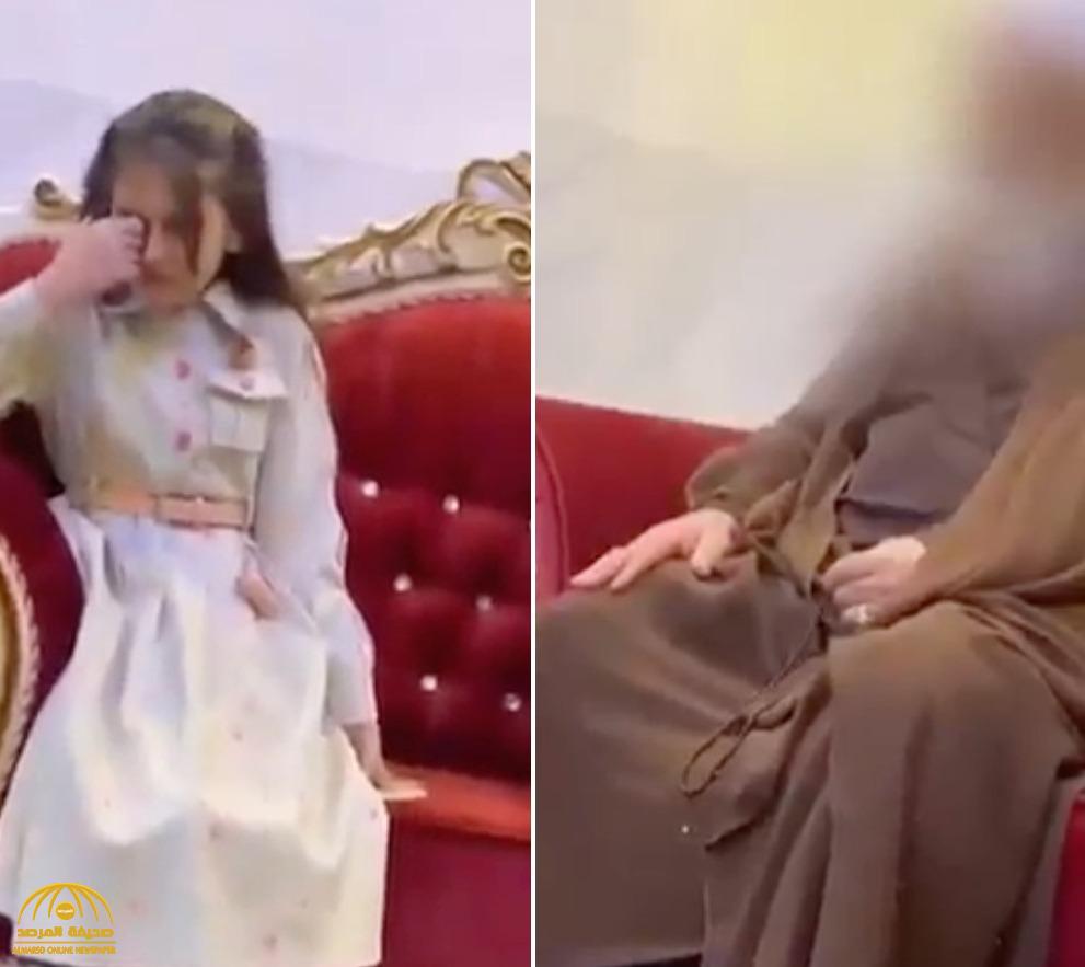 مسن عراقي يحاول إقناع طفلة بالزواج.. شاهد: ردة فعلها