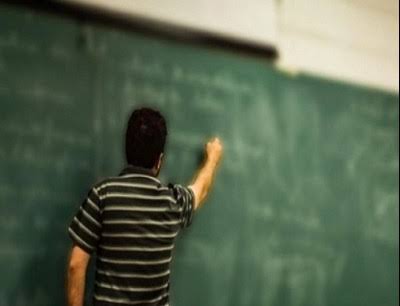مدرس مصري يثير الجدل براتبه "الخيالي".. ووزير التعليم يتدخل!