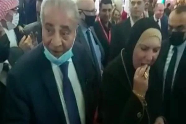 شاهد.. رد فعل وزير التموين المصري بعد إهدائه "تمرة" في جناح السعودية بالقاهرة