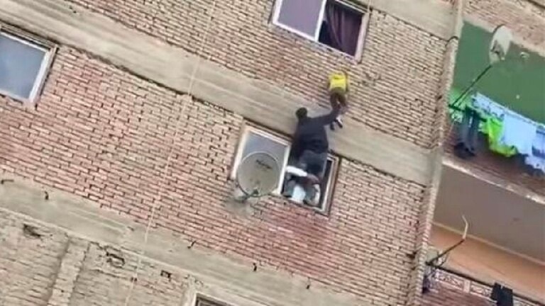 مصر.. شاهد: لحظة إنقاذ طفل قبل سقوطه من الطابق الثالث في عمارة بالقاهرة