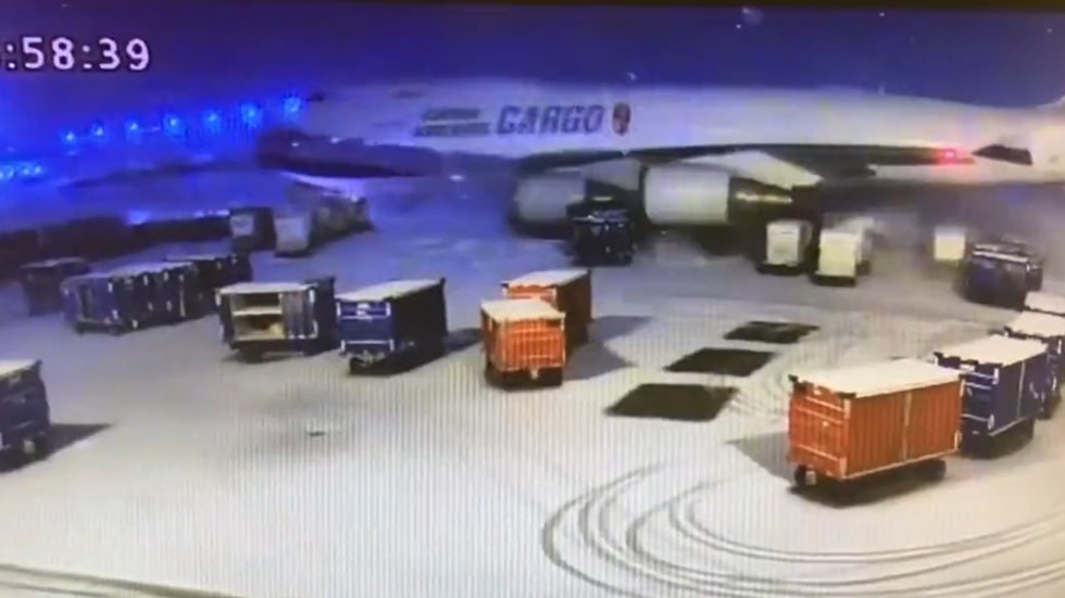 شاهد :لحظة انزلاق طائرة صينية ضخمة على الجليد بمطار شيكاغو