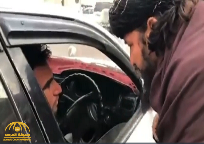 شاهد : أحد عناصر طالبان يحذر سائق أجرة من الاستماع إلى الموسيقى ونقل النساء بدون محرم