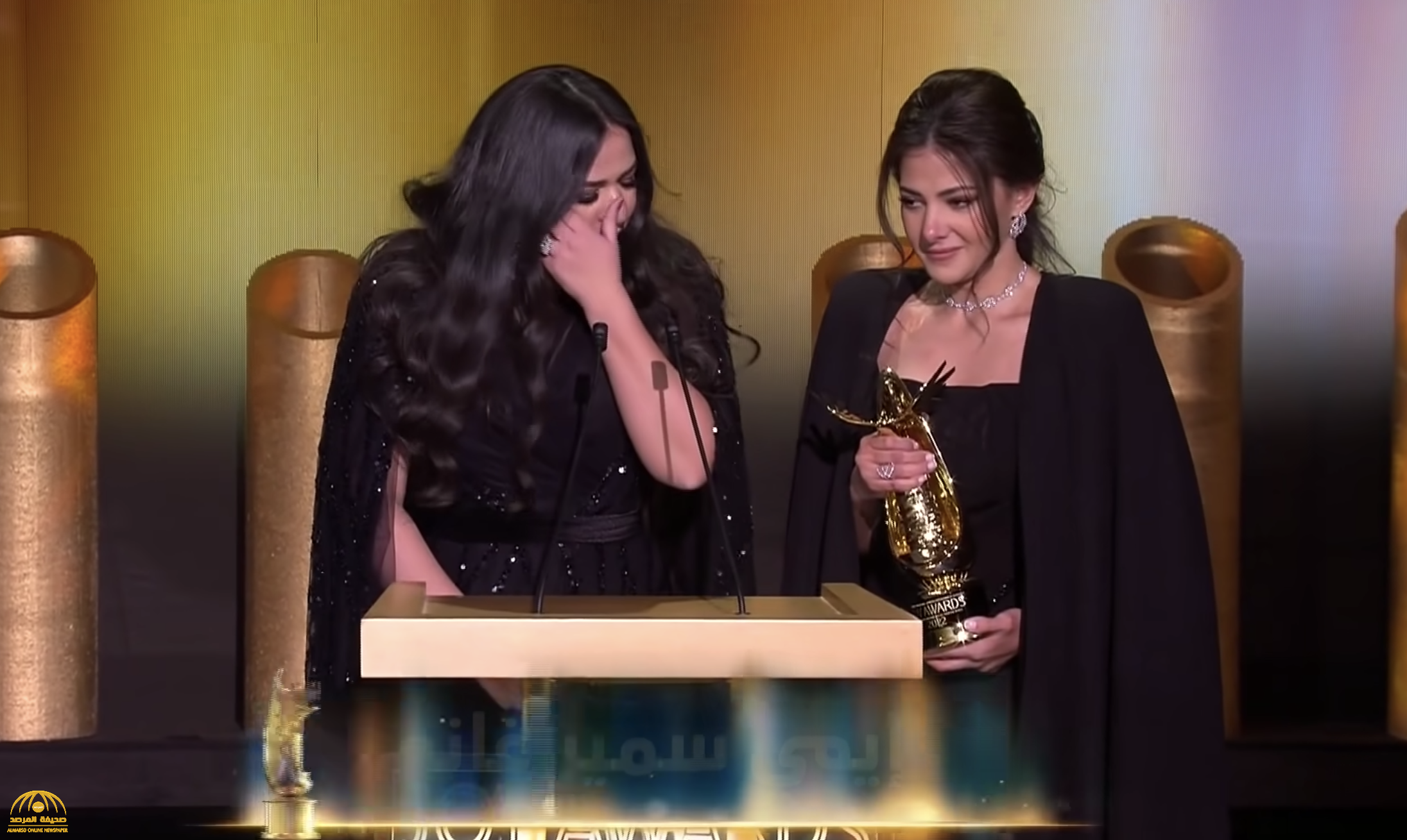 شاهد.. لحظة بكاء " إيمي ودنيا سمير غانم" أثناء تكريم والديهما الراحلين في Joy Awards بالرياض