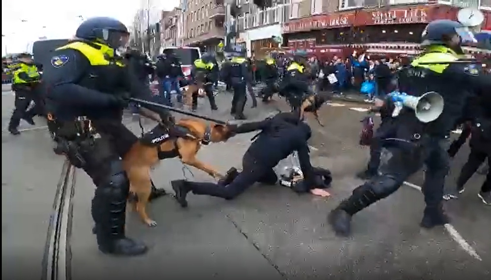 شاهد.. الشرطة الهولندية تقمع متظاهرين ضد قيود كورونا بالضرب و"كلب" ينهش ذراع أحد المحتجين