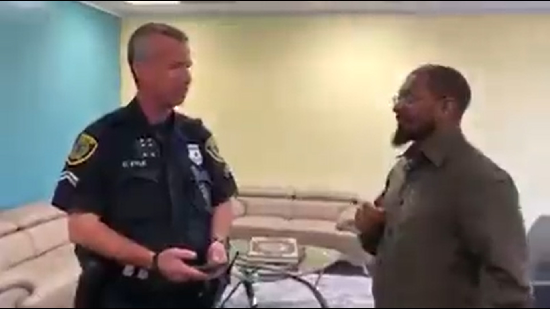 شاهد .. ضابط أمريكي يعتنق الإسلام وينطق بالشهادتين بالعربية والإنجليزية