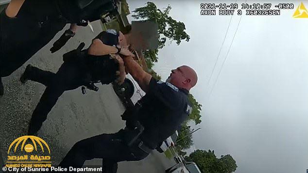 "دفعها حتى اصطدمت بالسيارة ".. شاهد : شرطي أمريكي يعتدي على زميلته ويمسكها من رقبتها في ولاية فلوريدا