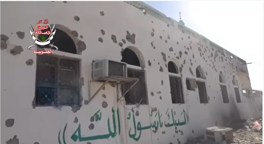 شاهد .. ميليشيا الحوثي الإرهابية تقصف مسجداً بصاروخ وتسقط قتلى وجرحى من المصلين
