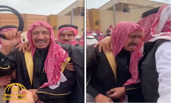 شاهد: لحظة فرحة مشايخ وأعيان من قبيلة سبيع بعد إعلان أولياء الدم العفو عن السجين "ماجد الصملة"