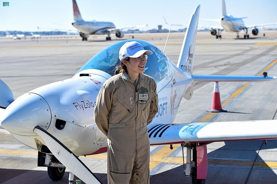 شاهد .. أصغر امرأة تقوم برحلة طيران انفرادي حول العالم تهبط في الرياض