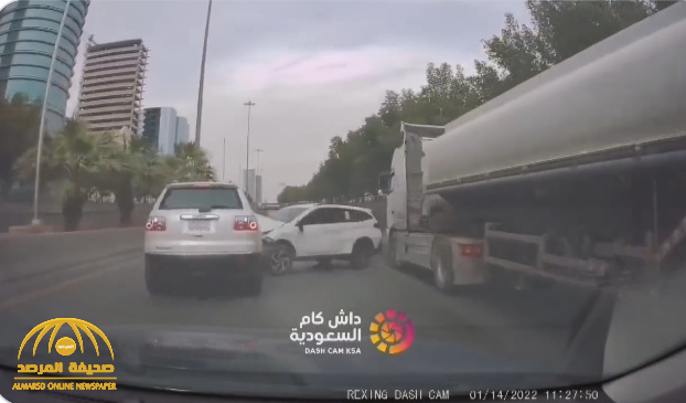 شاهد.. حادث تصادم بين مركبتين في الرياض حاول قائد إحداها تفادي شاحنة 