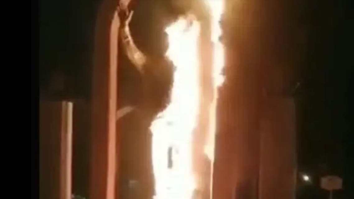 شاهد .. إحراق تمثال قاسم سليماني وسط إيران بعد ساعات من تشييده
