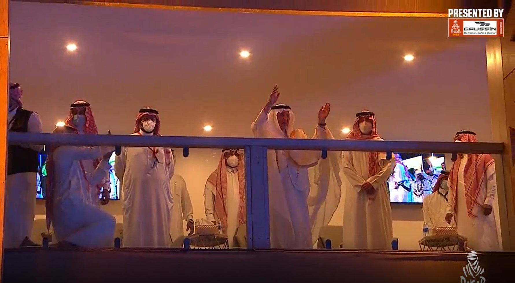شاهد .. الأمير خالد الفيصل يؤدي "الخطوة" في حفل ختام رالي داكار