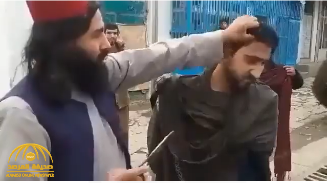 بعد قطع رؤوس الدمى.. شاهد: فيديو جديد لأحد عناصر طالبان يصفع شاباً ويقص شعره أمام المارة  