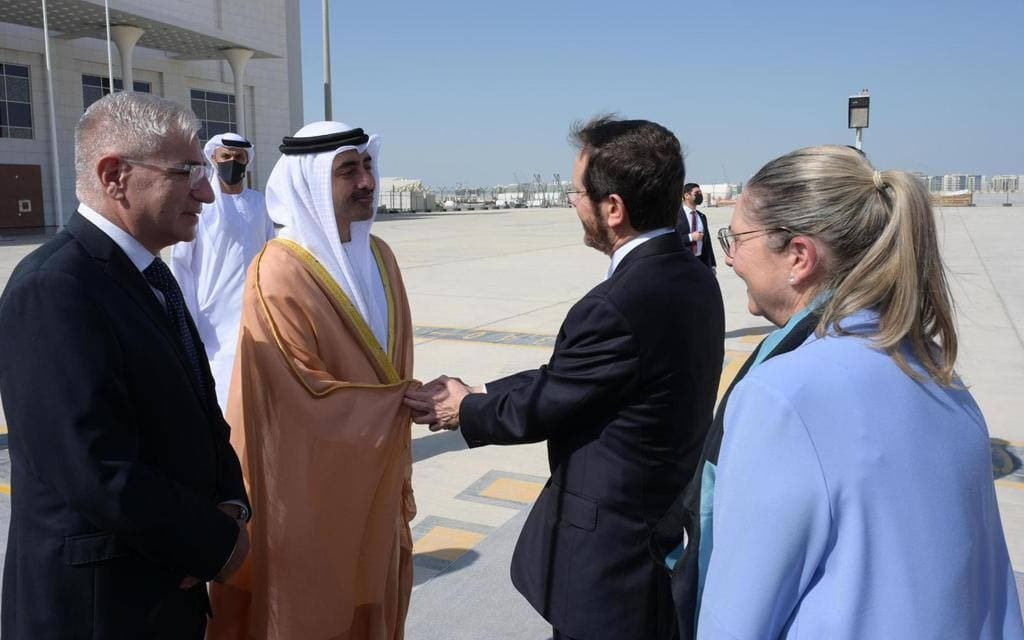 شاهد.. الرئيس الإسرائيلي يصل الإمارات في أول زيارة من نوعها ووزير الخارجية يستقبله