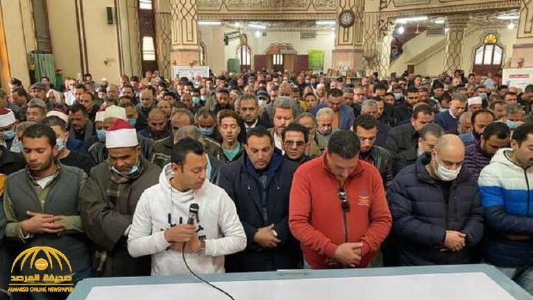 موقف "غير متوقع" خلال صلاة جنازة الإعلامي المصري وائل الإبراشي- صورة