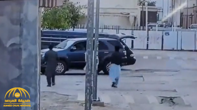 شاهد.. لحظة سرقة سيارة مواطن أمام عينيه بطريقة لا تخطر على البال في الرياض