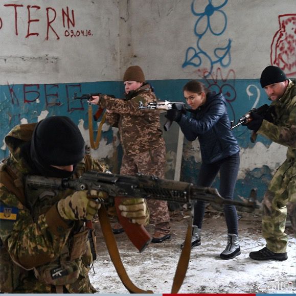 شاهد.. أوكرانيون يتدربون على حمل السلاح وحفر ملاجئ في الثلوج لمواجهة التهديد الروسي