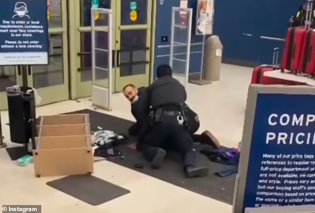 شاهد : سارق يقاوم أفراد من الشرطة الأمريكية أثناء القبض عليه داخل متجر بمدينة نيويورك