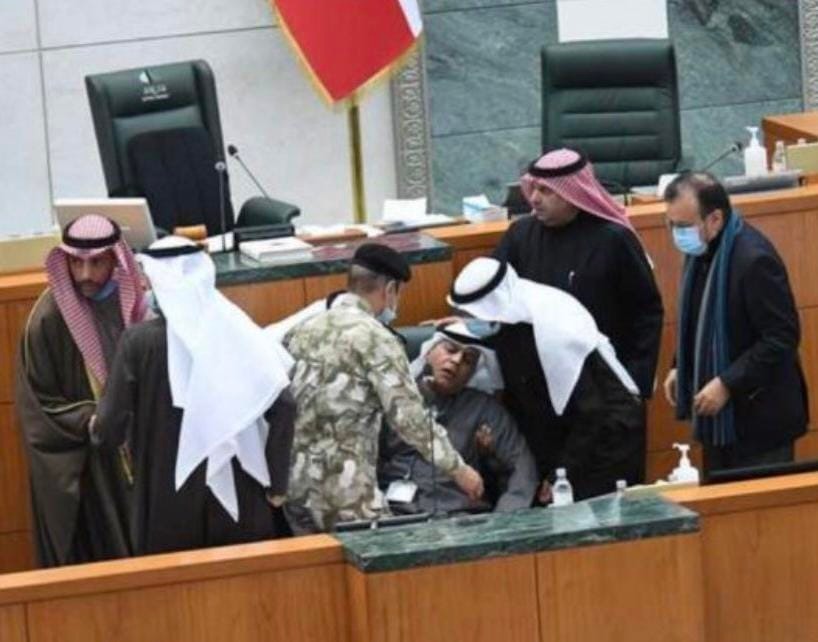 شاهد .. أمين مجلس الأمة الكويتي "عادل اللوغاني" يتعرض للإغماء ويسقط على الأرض خلال افتتاح الجلسة