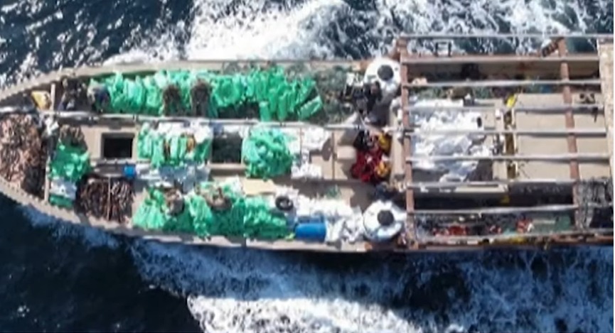 البحرية الأمريكية تعترض سفينة قادمة من إيران في طريقها لميليشيات الحوثي الإرهابية وهذا ما عثرت عليه بداخلها