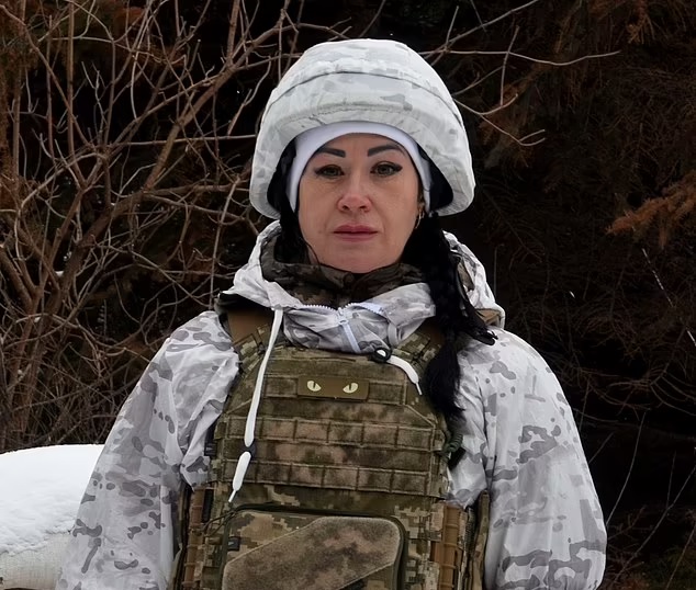شاهد.. معلمة أوكرانية تترك التدريس وتلتحق بالجيش للتصدي للغزو الروسي