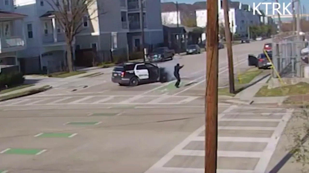 أمريكا.. شاهد هجوم مسلح على سيارة شرطة في وضح النهار في تكساس