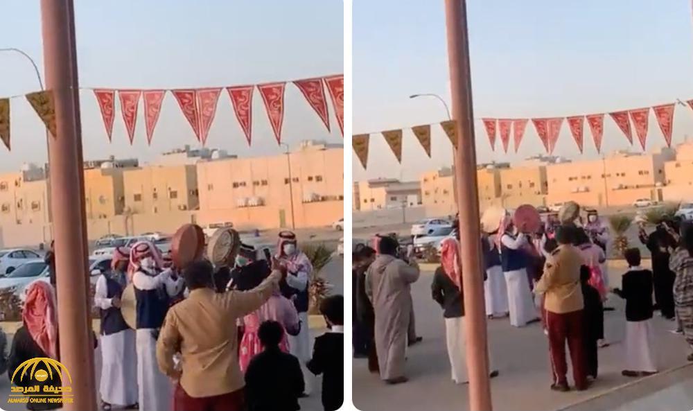 شاهد: أم تحتفل بفرقة شعبية أمام بوابة مدرسة ابنتها في أول أيام عودة الطلاب حضوريًا