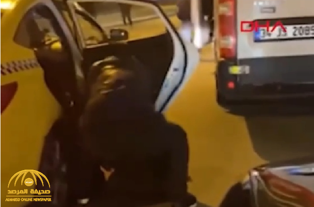 شاهد.. سائق تركي يعتدي على سائحة فرنسية ويسحلها بالقوة خارج سيارته في اسطنبول