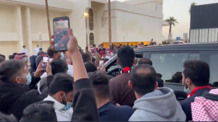 وصفوه بالفاشل.. شاهد: جماهير "الرائد" تطارد رئيس النادي فهد المطوع وتعتدي على سيارته