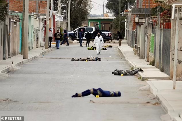 "الطريق إلى الجحيم".. شاهد : العثور على عشر جثث ملفوفة ومثبتة بشريط لاصق في شوارع المكسيك.