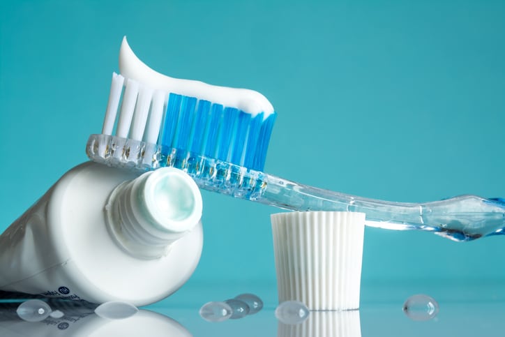 مخاطر "صادمة" لمادة الفلورايد الموجودة بمعجون الأسنان على الصحة العامة