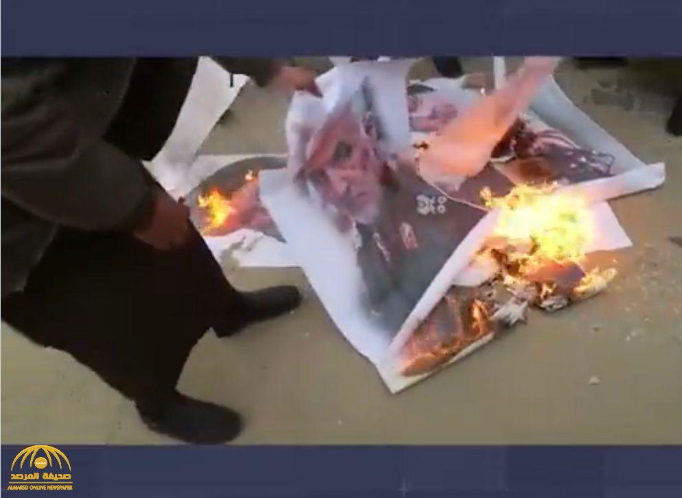 شاهد: فلسطينيون يحرقون صورًا لقاسم سليماني وحسن نصر الله الإرهابي