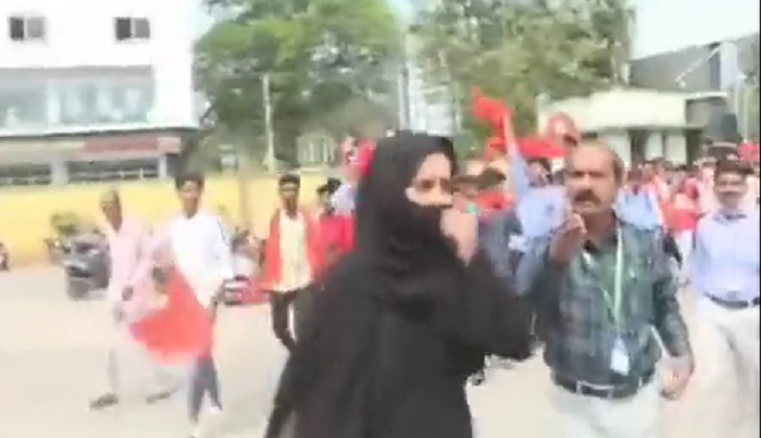 شاهد.. فتاة هندية مسلمة تتحدى مئات المتظاهرين الهندوس وتدخل جامعتها بـ"الحجاب"