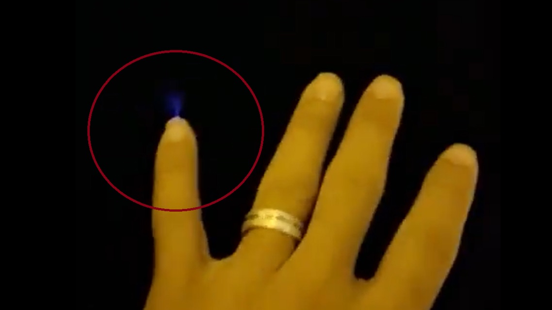 "المسند" يكشف حقيقة التوهج الأزرق على الأصابع ويرد على من يظن أنها "جناً" !