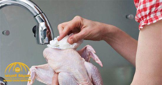 لماذا ينصح بعدم غسل الدجاج قبل طبخه؟.. مدينة الملك عبد الله الطبية تُجيب